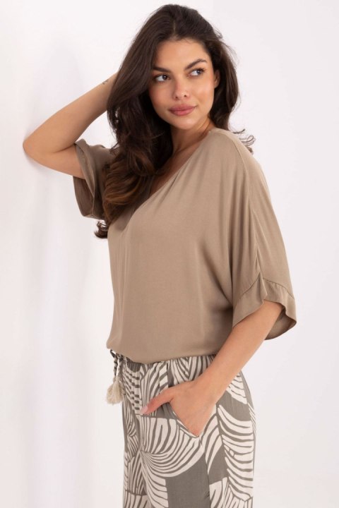 Bluzka Model TW-BZ-BI-3228.75 Beige - Och Bella Och Bella Bluzka Model TW-BZ-BI-3228.75 Beige - Och Bella Och Bella