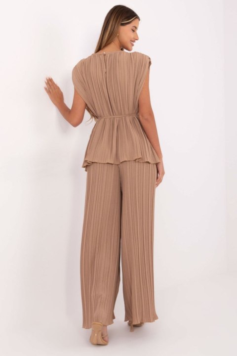 Spodnie Komplet Model MI-KMPL-A2554.69 Camel - Italy Moda Italy Moda Spodnie Komplet Model MI-KMPL-A2554.69 Camel - Italy Moda Italy Moda