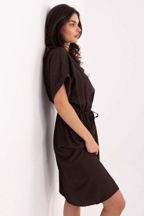 Sukienka Model MI-SK-A63751.67 Dark Brown - Italy Moda Italy Moda Sukienka Model MI-SK-A63751.67 Dark Brown - Italy Moda Italy Moda