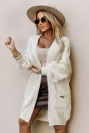 628-1 Modny kardigan oversize z ozdobną broszką i praktycznymi kieszeniami - beżowy