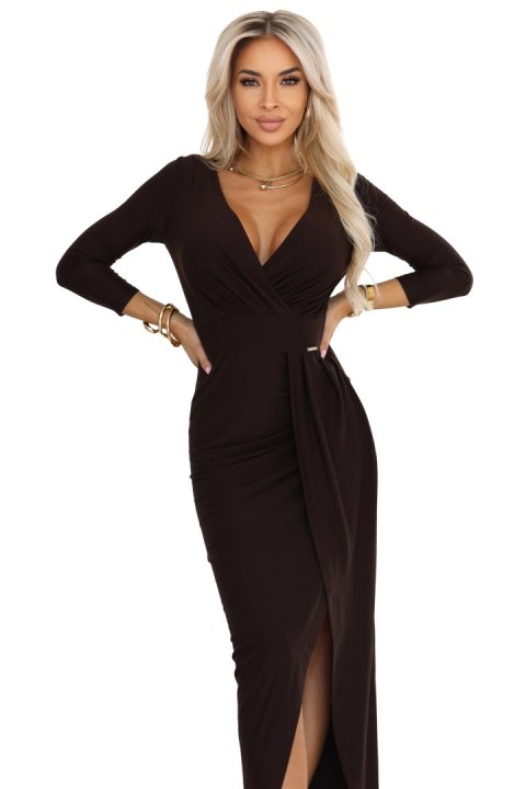 404-14 Elegancka długa sukienka z kopertowym dekoltem i rozcięciem - czekoladowy brąz