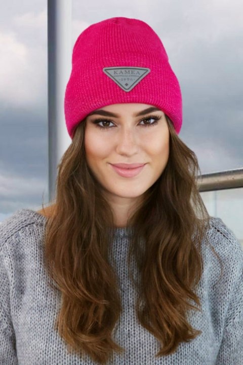 NAOMI beanie czapka zimowa z aplikacją kolor malinowy - Kamea Kamea NAOMI beanie czapka zimowa z aplikacją kolor malinowy - Kamea Kamea