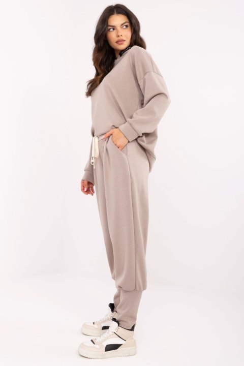 Spodnie Dresowe Model MI-SP-61700.80P Dark Beige - Italy Moda Italy Moda Spodnie Dresowe Model MI-SP-61700.80P Dark Beige - Italy Moda Italy Moda