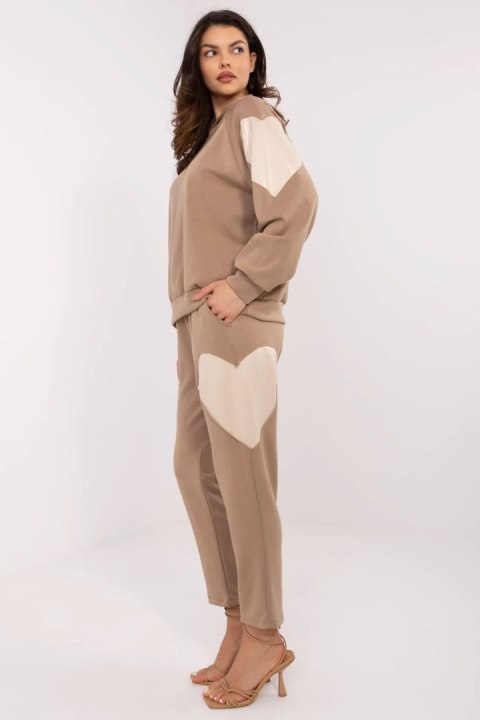 Spodnie Komplet Model MI-KMPL-M6156.98 Light Brown - Italy Moda Italy Moda Spodnie Komplet Model MI-KMPL-M6156.98 Light Brown - Italy Moda Italy Moda