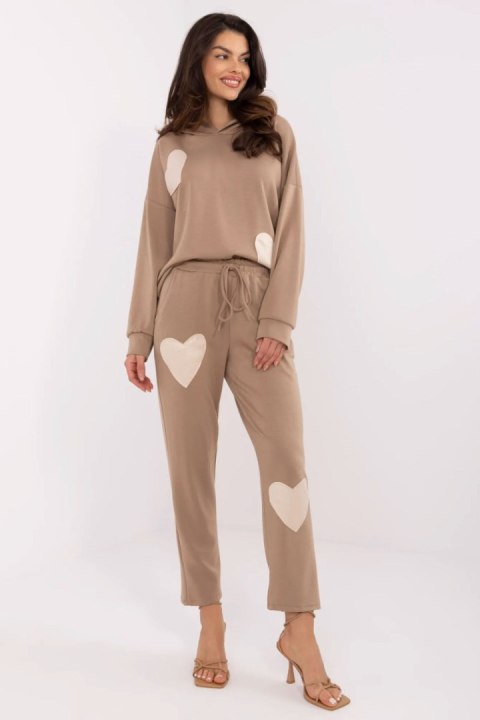 Spodnie Komplet Model MI-KMPL-M61431.68P Dark Beige - Italy Moda Italy Moda Spodnie Komplet Model MI-KMPL-M61431.68P Dark Beige - Italy Moda Italy Moda