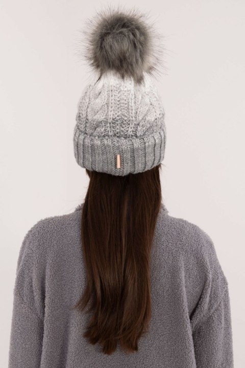 Czapka Model JK-CZ-52.31 Grey - Rue Paris Rue Paris Czapka Model JK-CZ-52.31 Grey - Rue Paris Rue Paris