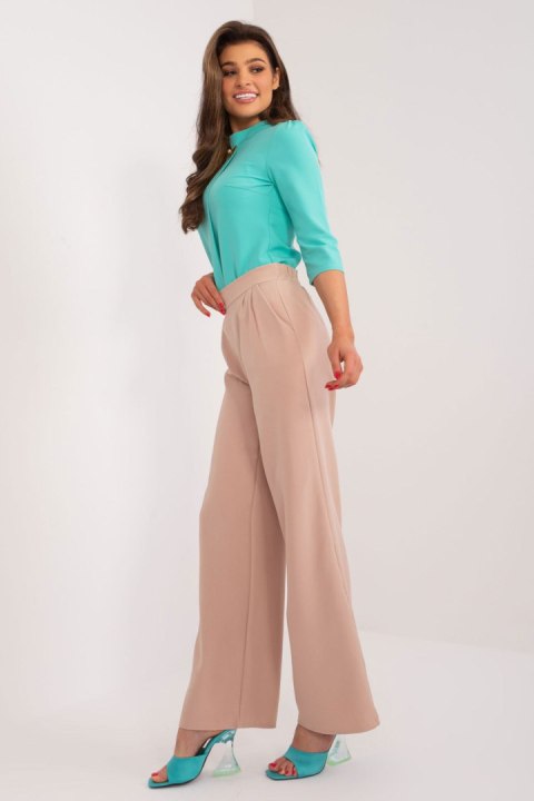 Spodnie Damskie Model WN-SP-8247.06 Camel - Rue Paris Rue Paris Spodnie Damskie Model WN-SP-8247.06 Camel - Rue Paris Rue Paris
