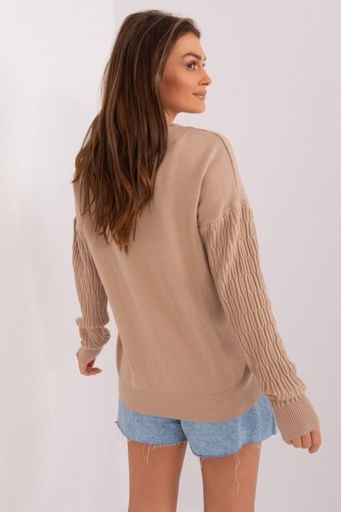 Sweter Damski Model AT-SW-2338.14P Beige - AT AT Sweter Damski Model AT-SW-2338.14P Beige - AT AT