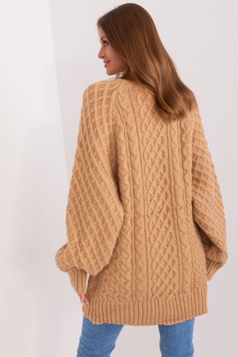 Sweter Damski Model AT-SW-2367-2.64P Camel - AT AT Sweter Damski Model AT-SW-2367-2.64P Camel - AT AT