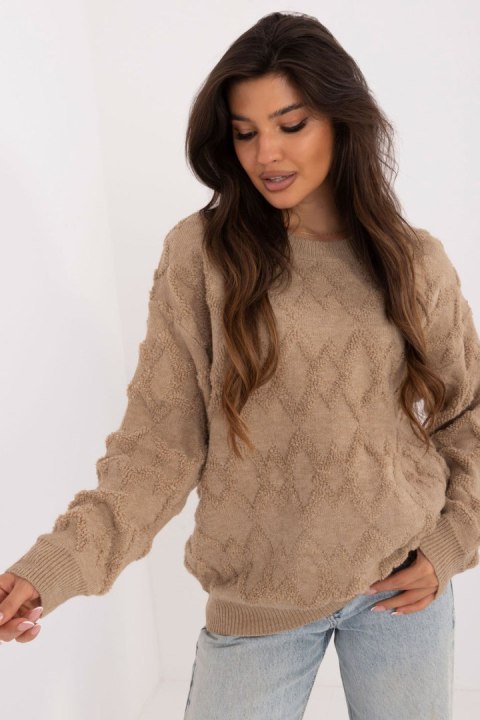 Sweter Damski Model AT-SW-2361.61 Dark Beige - AT AT Sweter Damski Model AT-SW-2361.61 Dark Beige - AT AT