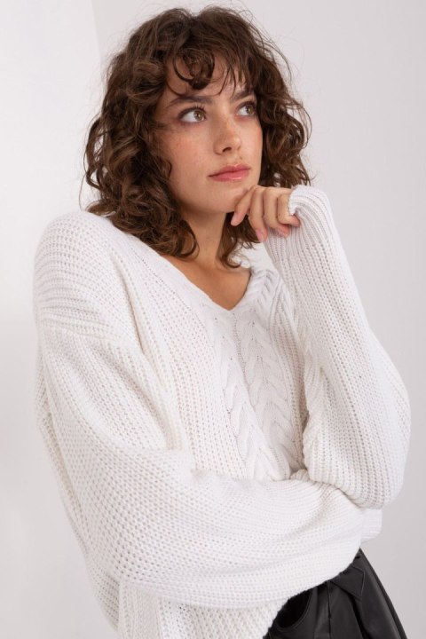 Sweter Damski Model BA-SW-8028.32 Ecru - Badu Badu Sweter Damski Model BA-SW-8028.32 Ecru - Badu Badu