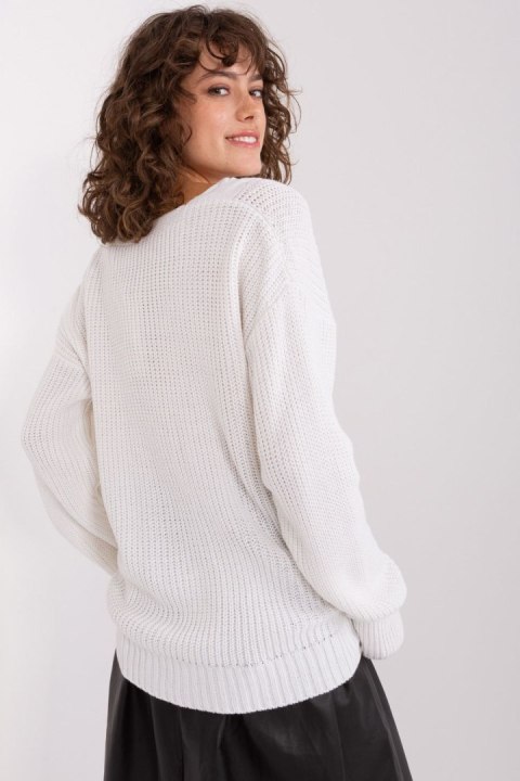 Sweter Damski Model BA-SW-8028.32 Ecru - Badu Badu Sweter Damski Model BA-SW-8028.32 Ecru - Badu Badu