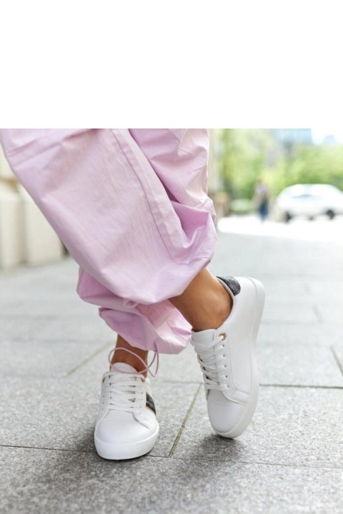 Białe sneakersy z ozdobnym paskiem Grada - Solea Solea Białe sneakersy z ozdobnym paskiem Grada - Solea Solea