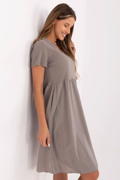Sukienka Model DHJ-SK-25370.85 Dark Beige - Italy Moda Italy Moda Sukienka Model DHJ-SK-25370.85 Dark Beige - Italy Moda Italy Moda